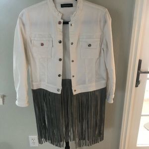 THEPERFEXT White Jean Jacket w Gray Leather Fringe